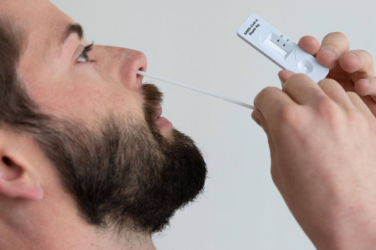 "Un autotest dans la gorge plutôt que dans le nez est mieux adapté pour détecter le variant Omicron"