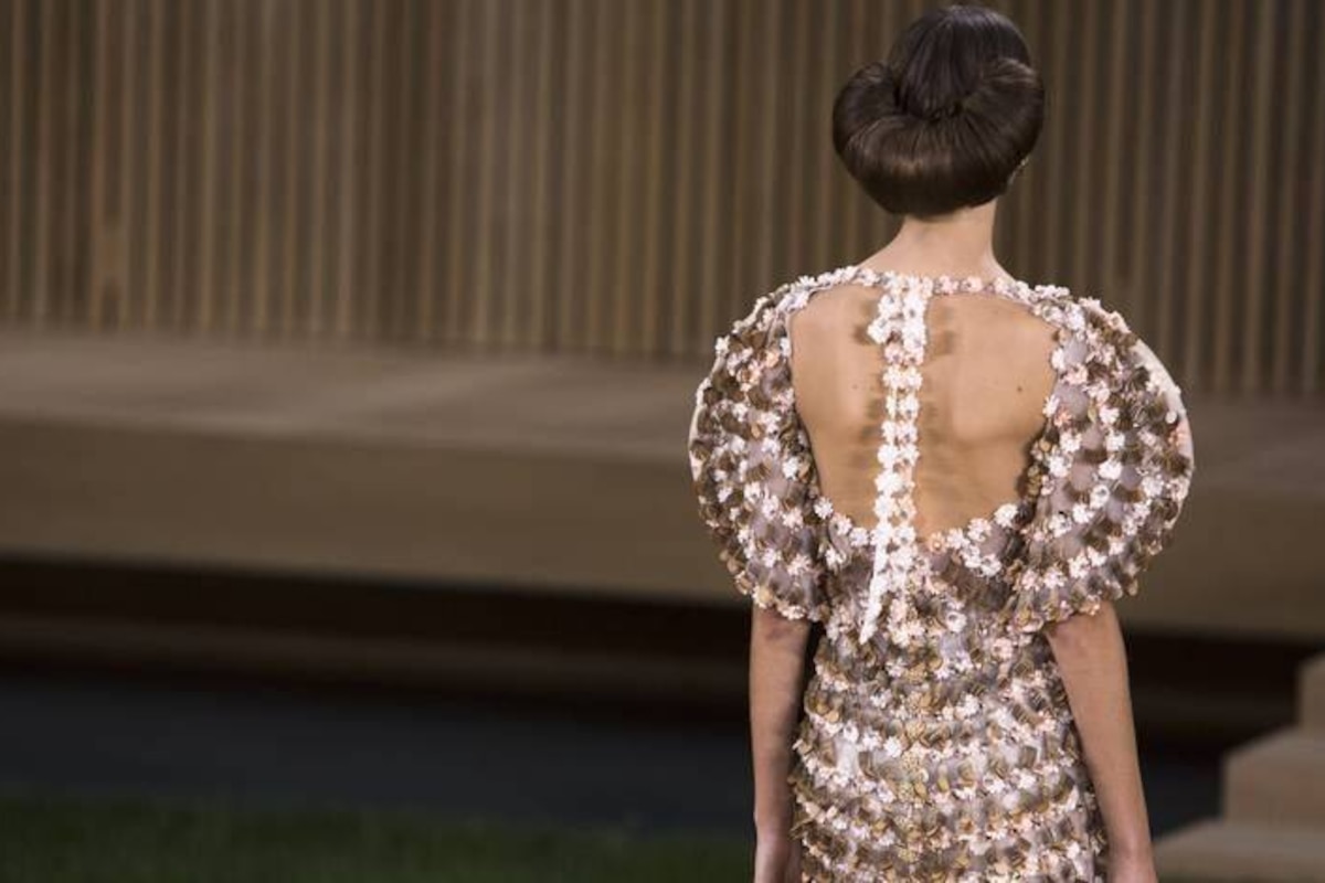 Comment réaliser soi-même le chignon "croissant" de Chanel ?