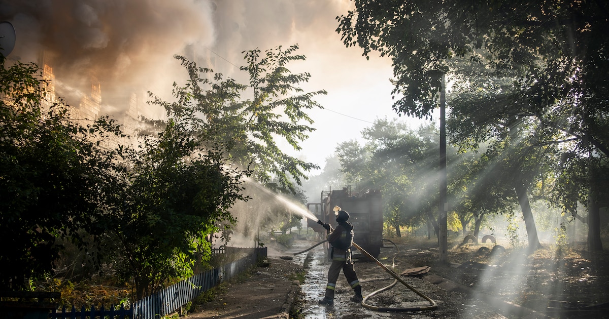 À Kramatorsk, les pompiers ukrainiens combattent le feu entre les attaques incessantes de la Russie: "C’est un drone en embuscade !"