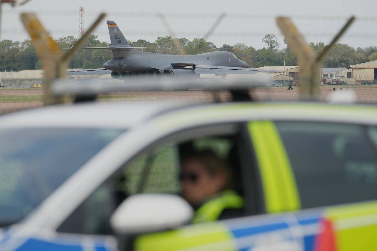 Incident près dune base militaire en Angleterre : la police arrête un Britanno-Iranien soupçonné de "préparation dun acte terroriste" La police antiterroriste britannique a indiqué avoir arrêté jeudi un homme à la double nationalité britanno-iranienne, dans son enquête sur lincident qui sest produit dimanche près de la base militaire de Fairford dans le sud-ouest de lAngleterre, utilisée par larmée américaine. ...