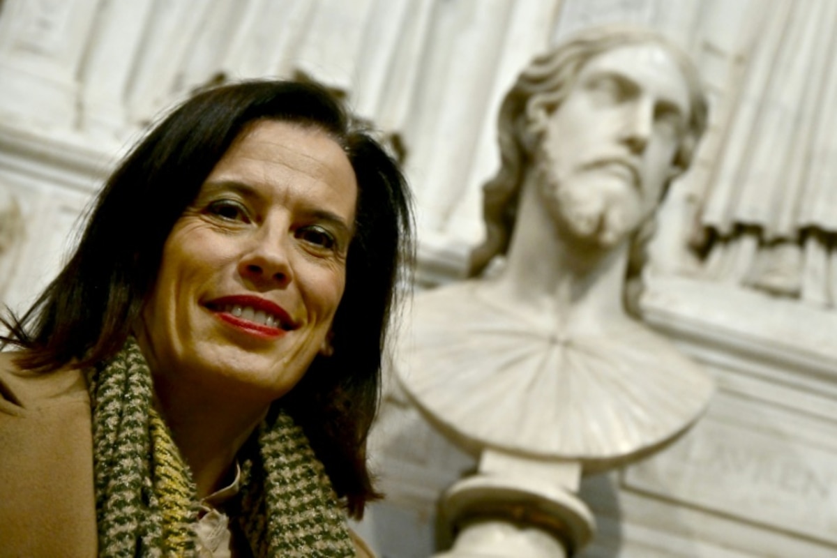 <p>La chercheuse italienne Valentina Salerno devant un buste en marbre exposé à la basilique Sant'Agnese après que celui-ci a été identifié comme une œuvre de Michel-Angel grâce à la découverte d'archives inédites, le 4 mars 2026 à Rome</p>