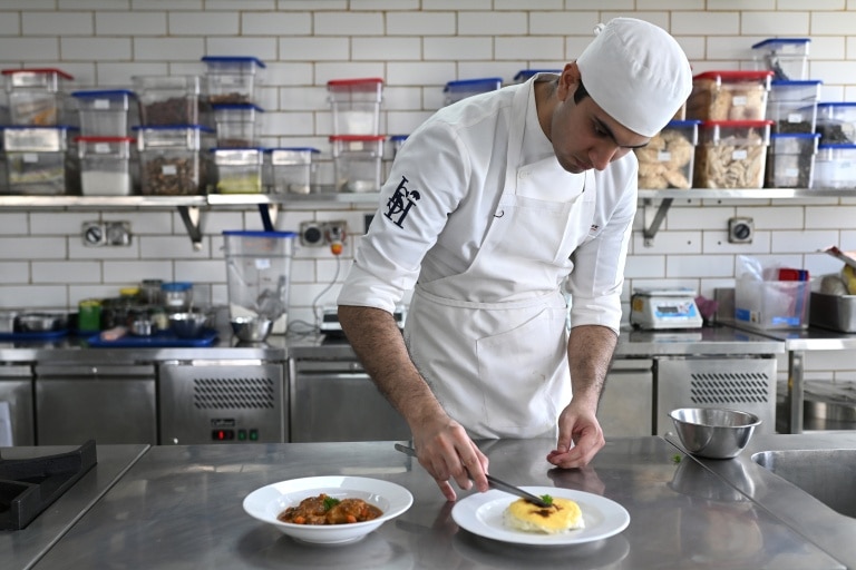 <p>Un élève-cuisinier de l'Ecole Ducasse à Gurugram, près de New Delhi en Inde, le 22 septembre 2026</p>