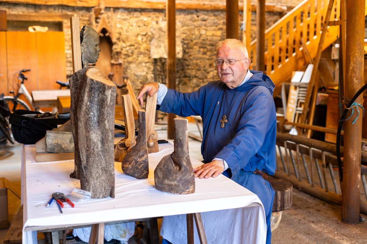 Frère Marc de Tibériade, dans son atelier. (Photo de Adrien Petit)