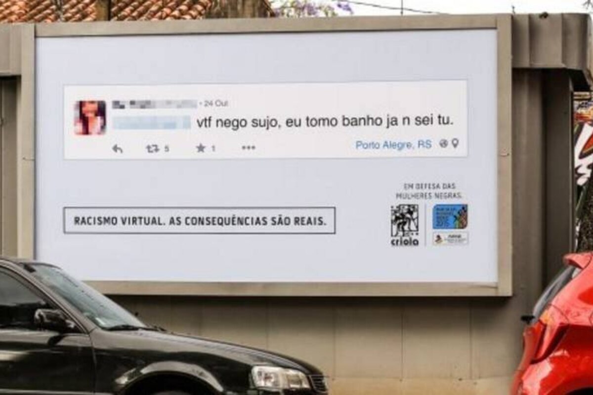 Des commentaires haineux sur Facebook placardés dans toute la ville