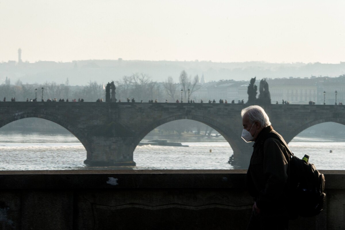 Un homme portant un masque marchant sur le pont Manes à Prague, le 20 février 2021.