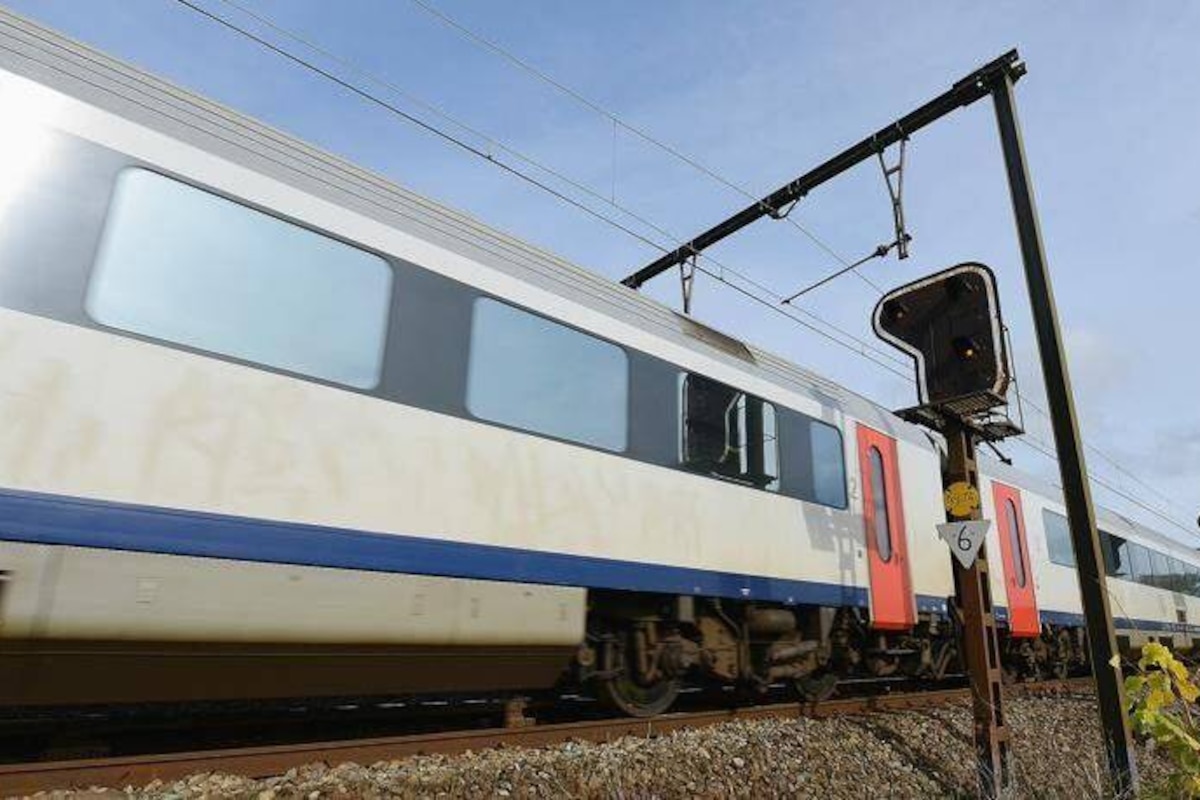 Train transport sncb navetteurs voyageurs ticket horaire heure IR IC Gare circulation Infrabel