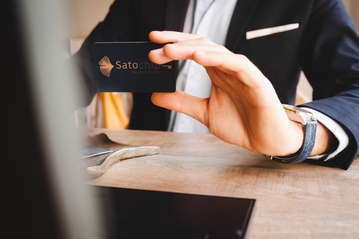 Ce portefeuille physique, peu encombrant, est plus sûr qu'un portefeuille logiciel qui peut toujours être victime d'un virus sur l'ordinateur.