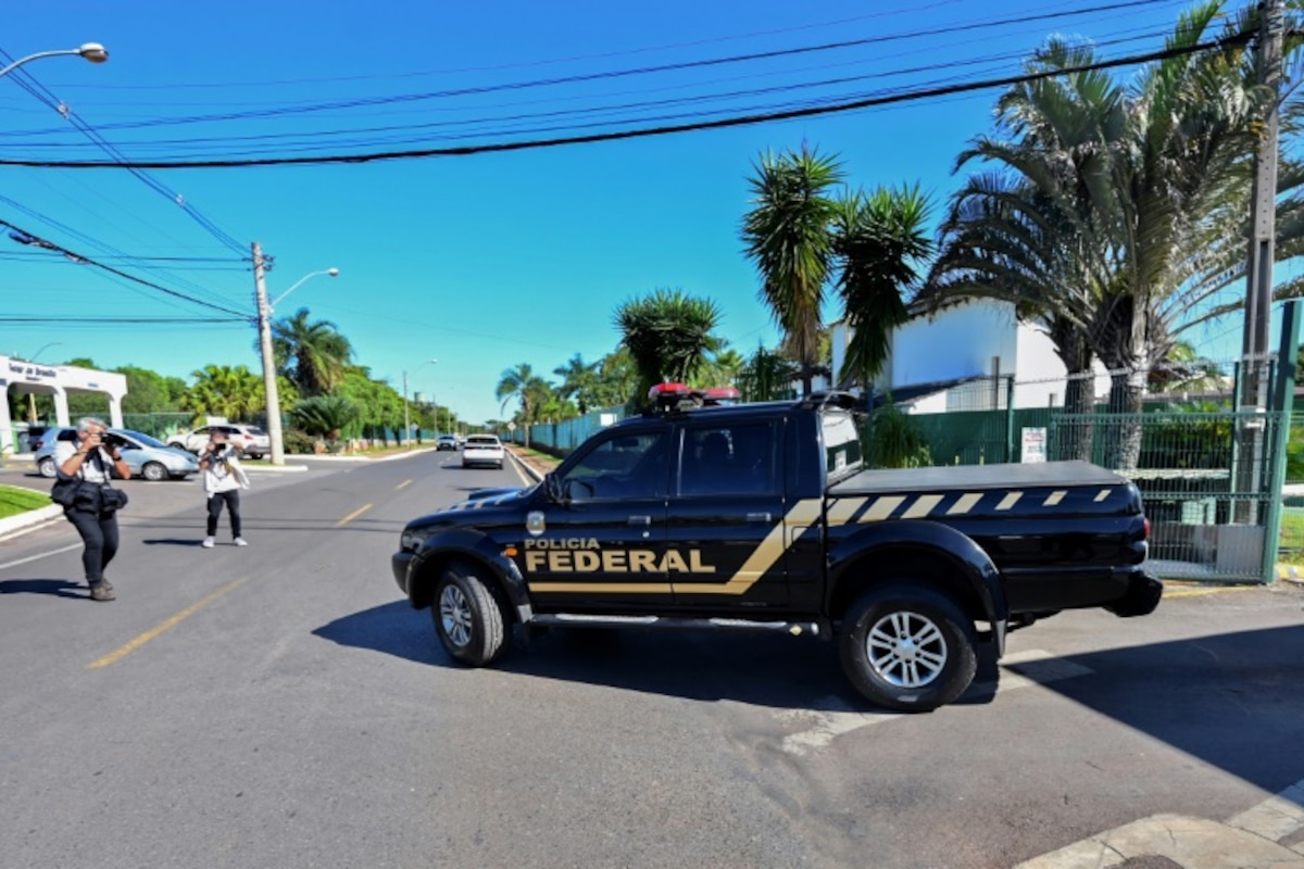 <p>Un véhicule de la police fédérale brésilienne quitte le complexe où vit l'ex-président Jair Bolsonaro qui vient d'être perquisitionné à Brasilia, le 3 mai 2023</p>