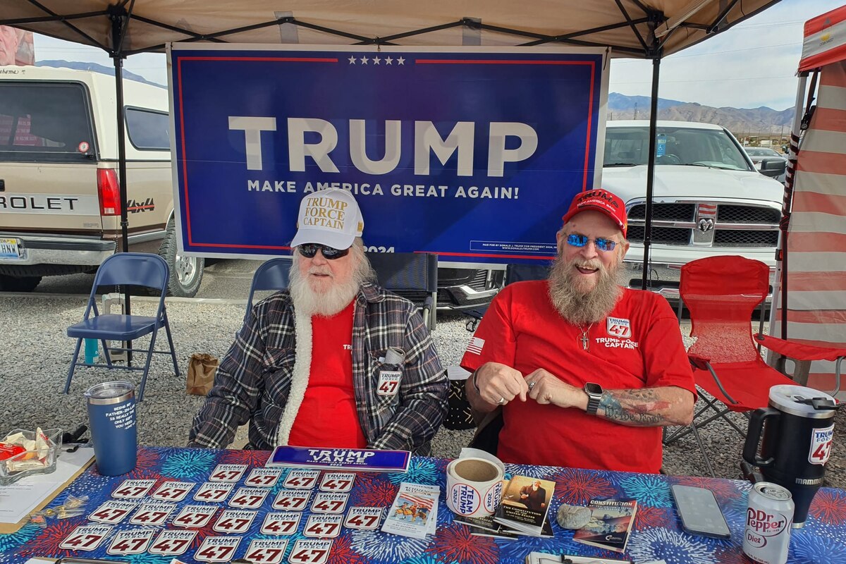 Des supporters de Donald Trump, devant le bureau de vote du Nevada.
