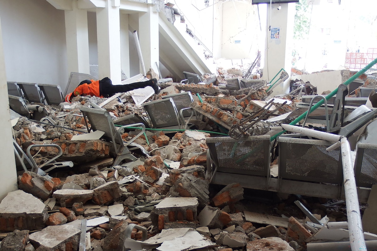 A rescue team searches for victims in the ruins of the Laurensius Say Port in Maumere, Sikka, East Nusa Tenggara on August 15, 2026, after a magnitude 7.7 earthquake struck Flores Island. (Photo by ARNOLD WELIANTO / AFP)