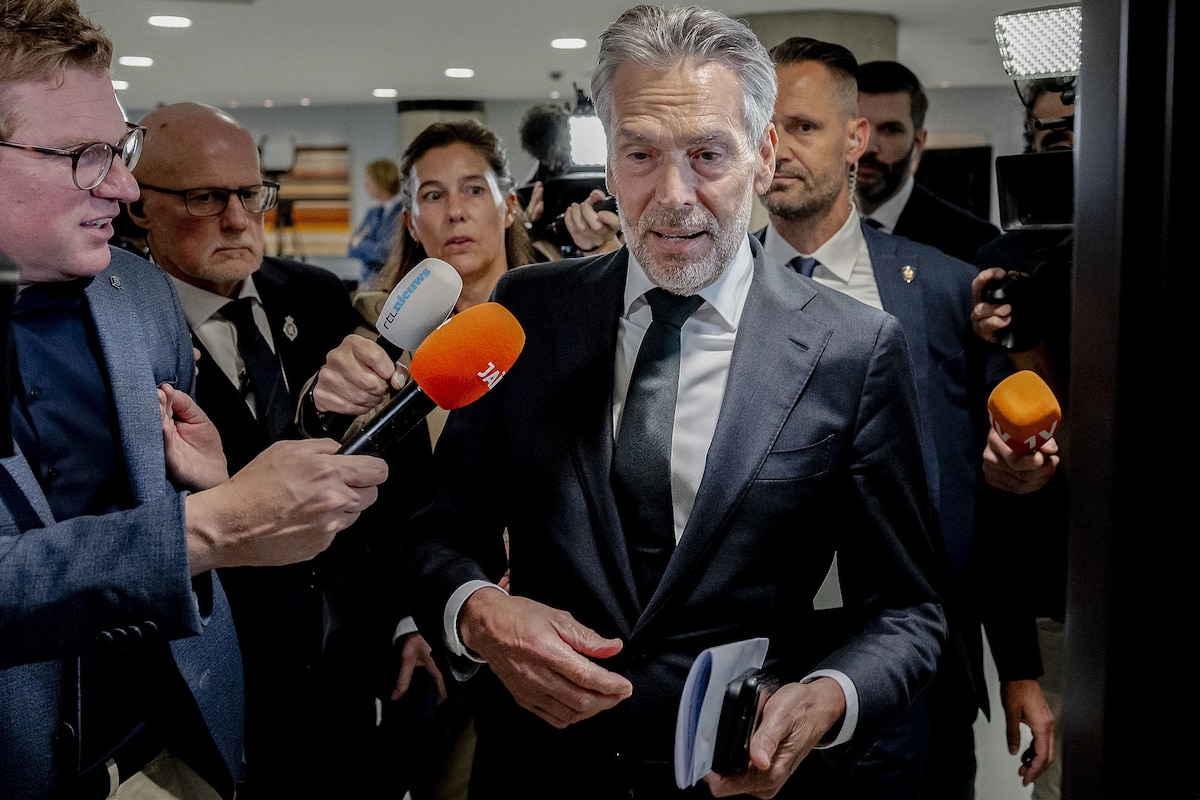 Outgoing Dutch Prime Minister Dick Schoof (C) is surrounded by media as he arrives to take part in a debate in the Lower House focused on the fall of the cabinet in The Hague, The Netherlands on June 4 2025. Dutch far-right leader Geert Wilders brought down the fragile coalition at the head of the Netherlands by withdrawing his PVV party from the government, amid disagreements over immigration, paving the way for early elections. (Photo by Remko de Waal / ANP / AFP) / Netherlands OUT