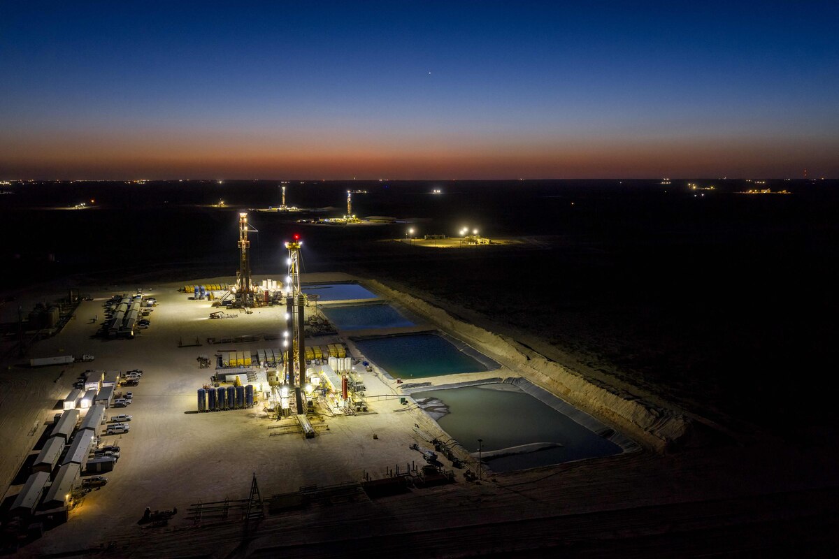 PYOTE, TEXAS - MARCH 17: In an aerial view, oil rigs are seen in a field on March 17, 2026 in Pyote, Texas. Oil prices have risen roughly 4% as the recent conflict involving Iran, the United States, and Israeli forces heightens global concerns over energy costs. Attacks on energy infrastructure and shipping disruptions through the Strait of Hormuz�a critical passage responsible for about 20% of the world�s oil supply�are intensifying fears of supply shortages and rising inflation, as production and exports across the region continue to be disrupted. Brandon Bell/Getty Images/AFP (Photo by Brandon Bell / GETTY IMAGES NORTH AMERICA / Getty Images via AFP)