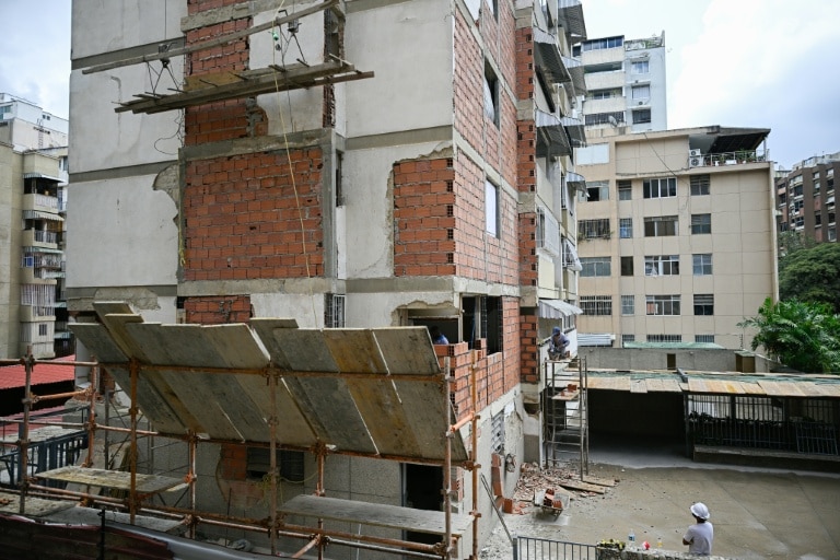 <p>Trabajadores de la Alcaldía de Chacao ejecutan labores de reparación y rehabilitación en apartamentos dañados por el terremoto del 24 de julio en la urbanización Los Palos Grandes, en Caracas, el 10 de septiembre de 2026.</p>