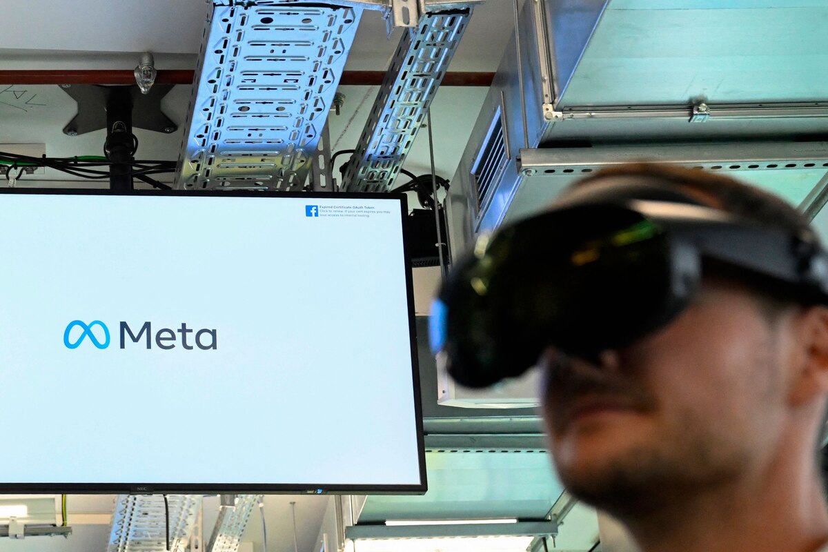 A volunteer wears virtual reality (VR) glasses during a launch event at the corporate offices of Meta in Berlin on June 6, 2023. (Photo by Tobias SCHWARZ / AFP)