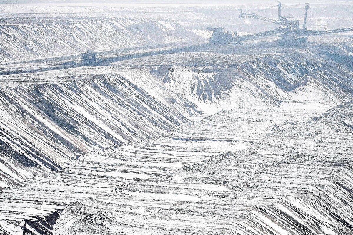 TOPSHOT - A bucket wheel excavator operates to dig brown coal at the Garzweiler lignite opencast mine in Jackerath, western Germany, on January 25, 2019. - The so-called "Kohlekommission" (coal commission), a governmental commission for growth, structural change and employment, that is meeting in Berlin on January 25, 2019, is to announce a roadmap for exiting coal as part of efforts to make Germany carbon-neutral by 2050. (Photo by Federico Gambarini / dpa / AFP) / Germany OUT
