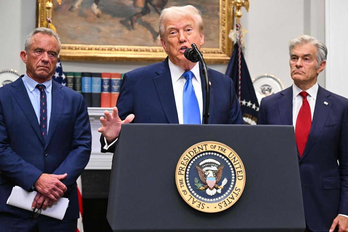 US President Donald Trump (C), alongside Secretary of Health and Human Services Robert F. Kennedy Jr. (L) and Medicare and Medicaid Administrator Mehmet Oz (R), speaks about autism in the Roosevelt Room of the White House in Washington, DC on September 22, 2025. (Photo by SAUL LOEB / AFP)