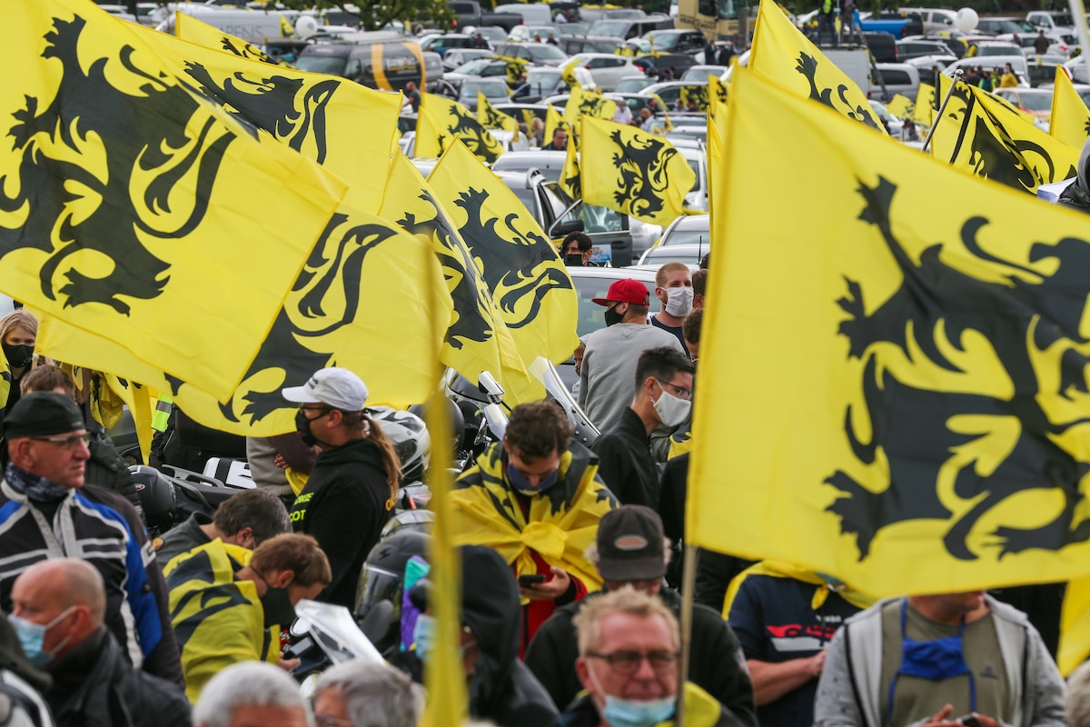 Un rassemblement de partisans du Vlaams Belang avec des drapeaux nationalistes flamands (en 2020).