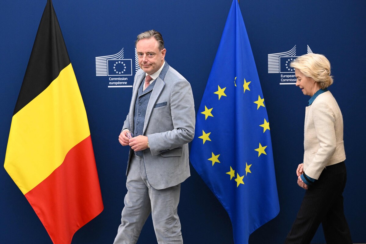 European Commission President Ursula Von der Leyen (R) and Belgium's Prime Minister Bart de Wever arrive for a meeting at the EU headquarters in Brussels on November 14, 2025. (Photo by Nicolas TUCAT / AFP)